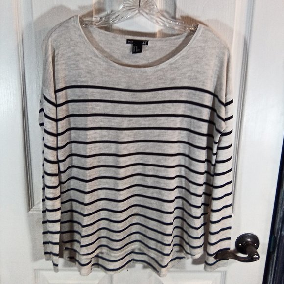 H & M Oversized Top - Picture 1 of 9